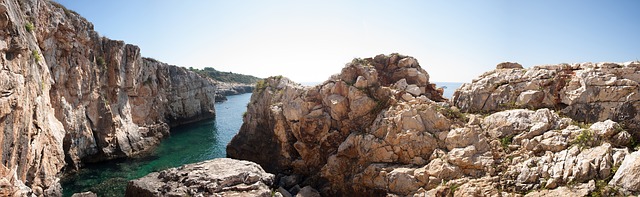Vakantie Kroatië zee kust rotsen