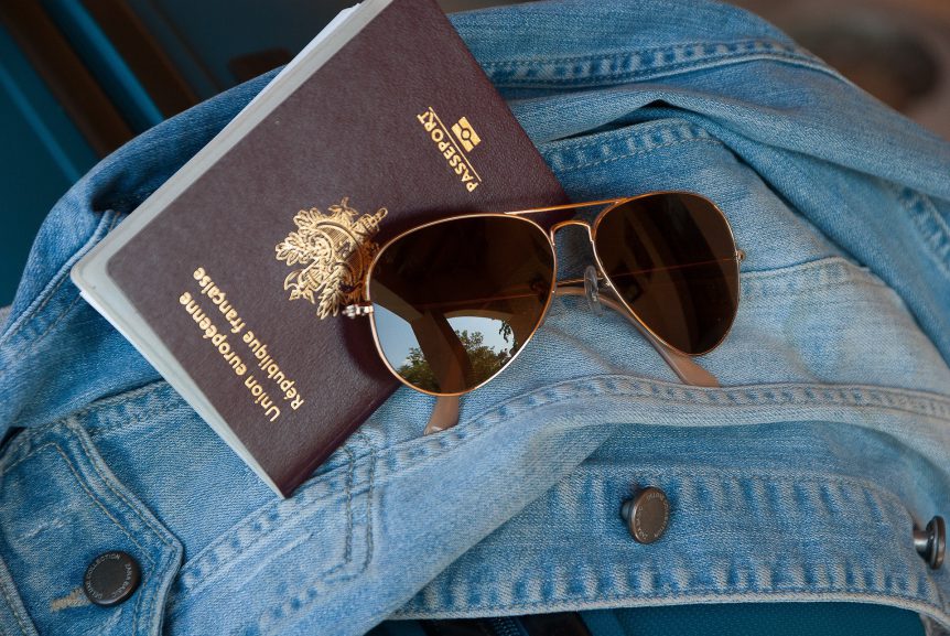 Zonnebril en paspoort