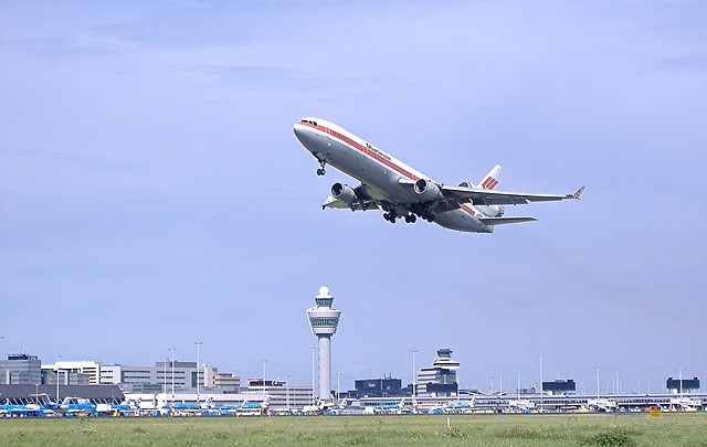 Vliegtuig vertrekt vanaf Schiphol Amsterdam Airport