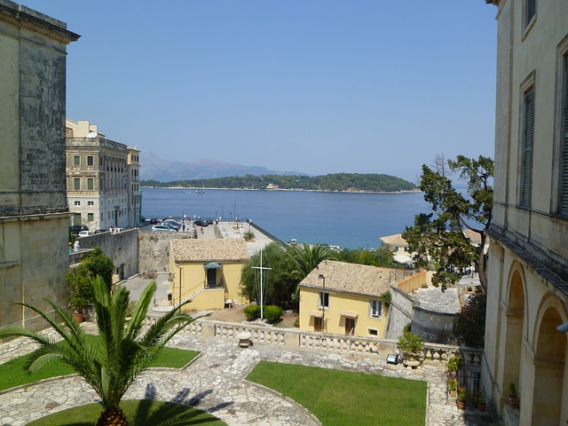 Griekenland Corfu huizen zee palmboom