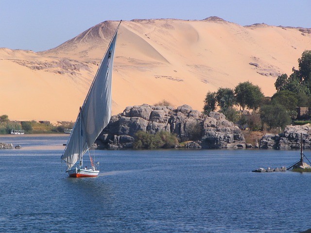 Egypte vakantie Aswan woestijn zeilboot
