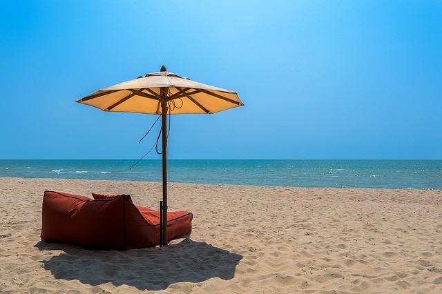 Zonvakantie zee strand parasol