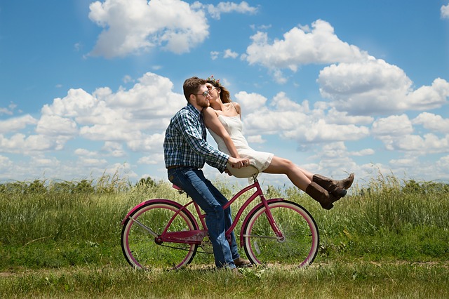 Romantiek geluk samen fiets natuur