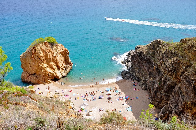 Zonvakantie Spanje rotsen strand uitzicht op zee