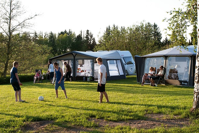 Buiten kamperen voetballen kinderen tenten