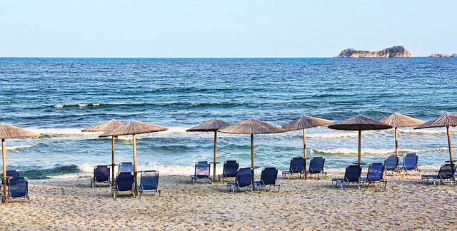 Vakantie zon ligstoelen parasols zee