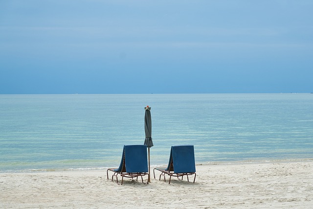 Maleisië reizen strandstoelen zee