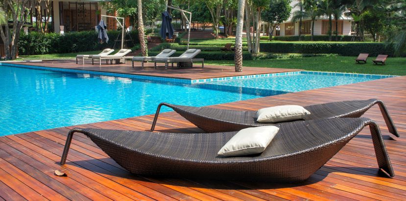 Vakantie Thailand ligstoelen zwembad