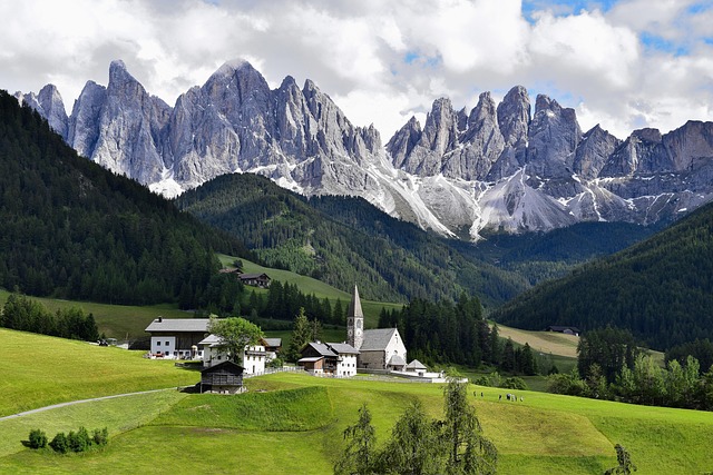 Italië Dolomieten huizen kerk