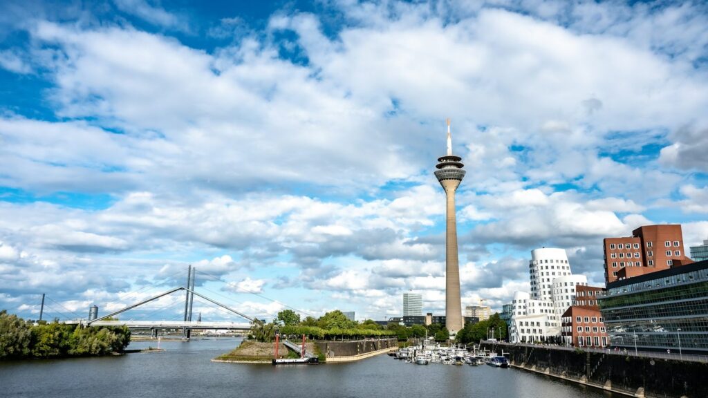 Rheinturm en Medienhafen in D&uuml;sseldorf onder een blauwe lucht